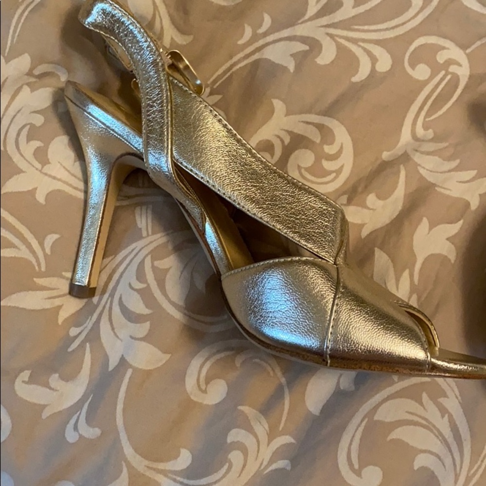 NWTs Michael Kors Gold Soft Leather Heels - Picture 6 of 6